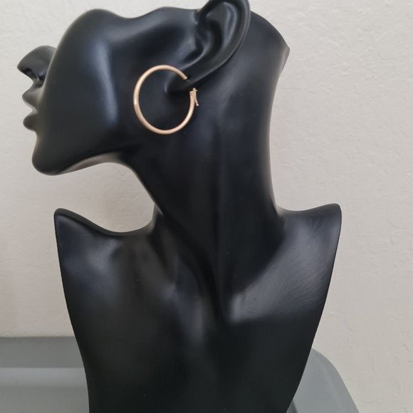 Gold hoop earring - Picture 14 of 16